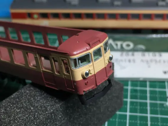 KATO 115系300番台 湘南色 入線です。10-1409/10-1410