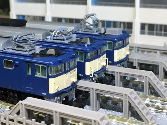 EF64 1001とEF64 1028の復活国鉄色セットが入線です。TOMIX