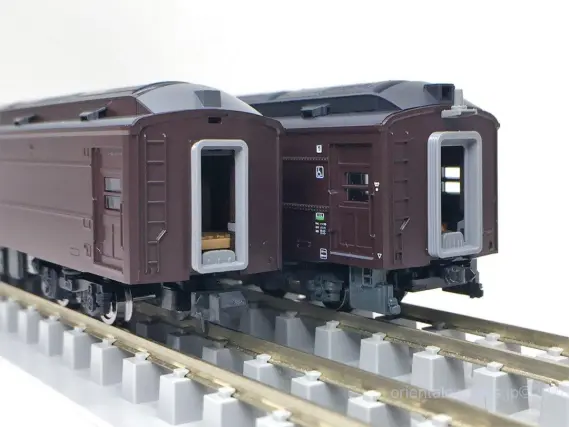 35系4000番台 SLやまぐち号セットが入線しました。その2 比較
