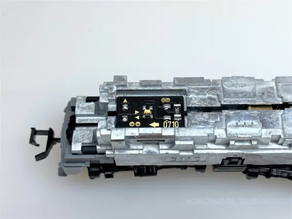 EF81（長岡運転所・ローズ・ひさし付）が入線しました。TOMIX
