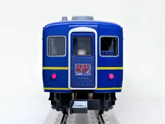 スハフ12 701 「いこい」タイプが入線です。KATO 5304 急行形