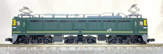 EF81（トワイライトエクスプレス色）が入線。EF81 44号機 TOMIX