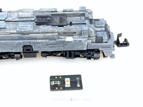 EF81（トワイライトエクスプレス色）が入線。EF81 44号機 TOMIX