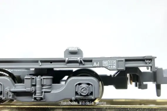 コキ107 (JRFマークなし) コンテナ無積載が入線です。KATO 10