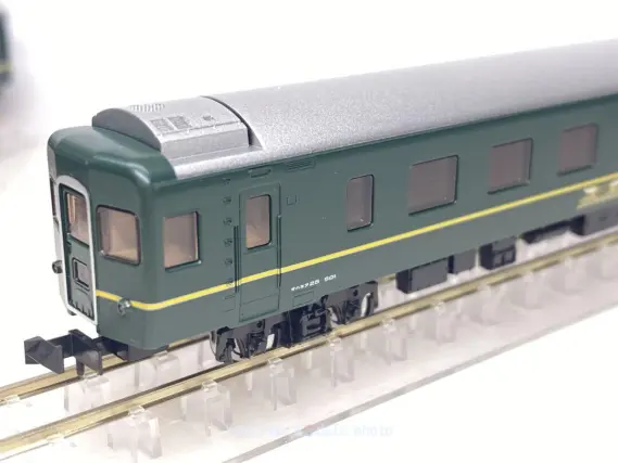 入門用 EF81・24系トワイライトエクスプレスが入線です。TOMIX