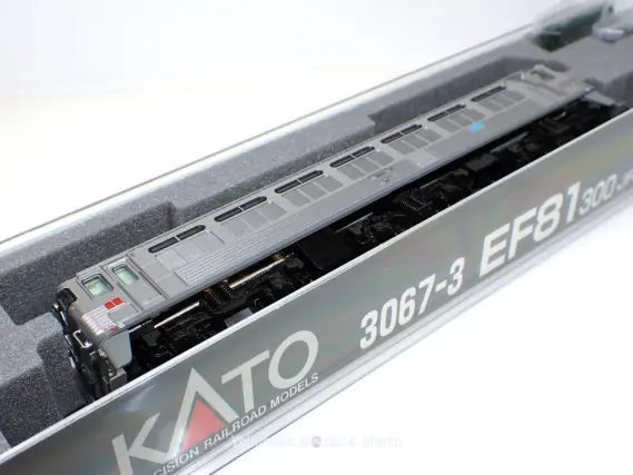 EF81 300 JR貨物更新車（銀）が入線です。KATO 3067-3 スロット