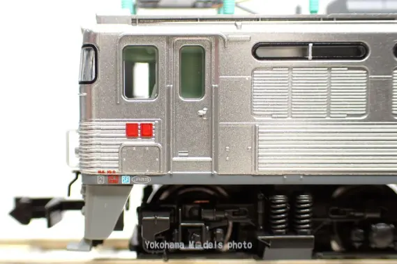 EF81 300 JR貨物更新車（銀）が入線です。KATO 3067-3 スロット