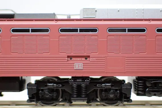 EF81 300番台（1次形・ローズピンク）田端機関区が入線です
